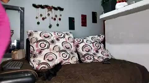 Snapshot of milu_curly chatting on 11.26.25 Milu online show from 11.26.25