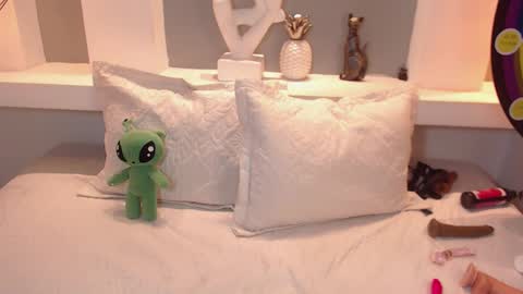 Milu Wallace  online show from 09.20.25