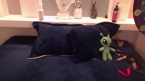 Milu Wallace  online show from 10.25.25