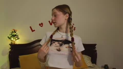 Snapshot of mimichelle chatting on 12.22.24 mimichelle online show from 12.22.24