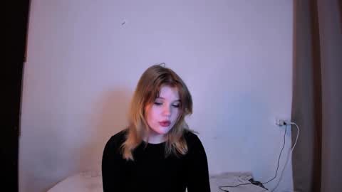 Snapshot of mina27372 chatting on 01.06.25 hi Im Mina online show from 01.06.25