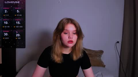 Snapshot of mina27372 chatting on 02.04.25 hi Im Mina online show from 02.04.25