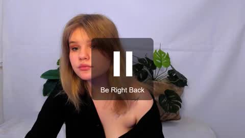 Snapshot of mina27372 chatting on 03.01.25 hi Im Mina online show from 03.01.25