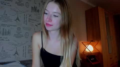 Snapshot of minidiva_ chatting on 09.22.25 Amelia online show from 09.22.25