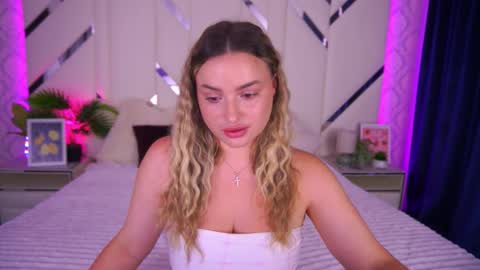 Snapshot of minifox_ chatting on 09.22.25 minifox_ online show from 09.22.25