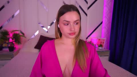 Snapshot of minifox_ chatting on 10.30.25 minifox_ online show from 10.30.25