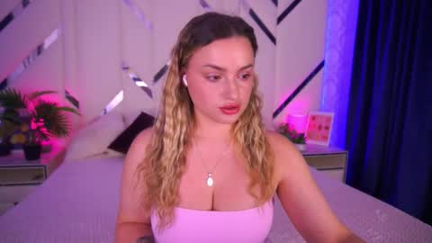 Snapshot of minifox_ chatting on 11.02.25 minifox_ online show from 11.02.25