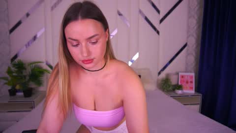 Snapshot of minifox_ chatting on 11.08.25 minifox_ online show from 11.08.25