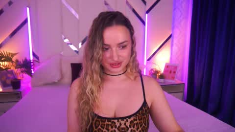 Snapshot of minifox_ chatting on 11.23.25 minifox_ online show from 11.23.25