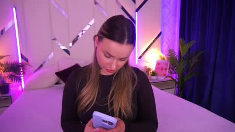 Snapshot of minifox_ chatting on 11.25.25 minifox_ online show from 11.25.25