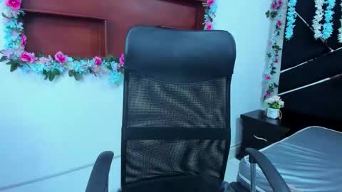 Snapshot of mirabella_miller chatting on 11.13.25 mirabella_miller online show from 11.13.25