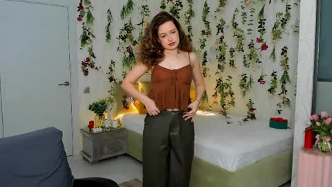 Snapshot of miraclecurly chatting on 04.09.26 Emma online show from 04.09.26