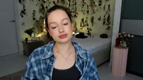 Snapshot of miraclecurly chatting on 04.11.26 Emma online show from 04.11.26