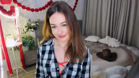 Snapshot of miraclecurly chatting on 05.12.26 Emma online show from 05.12.26