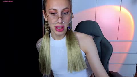 Snapshot of miraraid chatting on 12.25.24 miraraid online show from 12.25.24