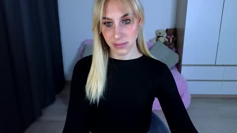 Snapshot of miraraid chatting on 12.18.25 miraraid online show from 12.18.25