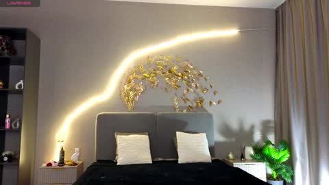 Annie  dont forget to thumbs up me  online show from 12.23.24