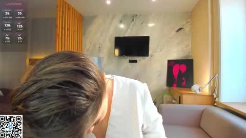 Snapshot of miss_bubbles chatting on 09.26.25 Sandy online show from 09.26.25