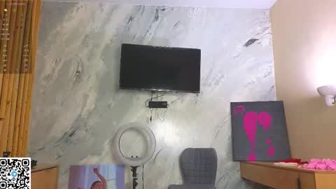 Snapshot of miss_bubbles chatting on 11.22.25 Sandy online show from 11.22.25