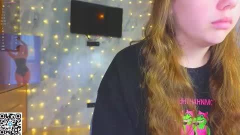 Snapshot of miss_bubbles chatting on 12.18.25 Sandy online show from 12.18.25