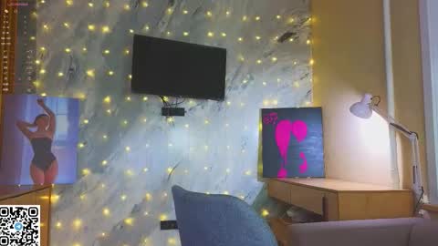 Snapshot of miss_bubbles chatting on 12.21.25 Sandy online show from 12.21.25