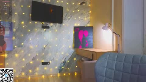 Snapshot of miss_bubbles chatting on 12.21.25 Sandy online show from 12.21.25