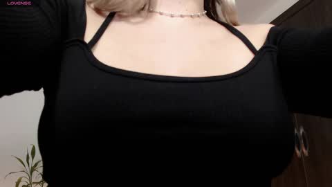 Snapshot of missblair12 chatting on 02.13.25 MissBlair online show from 02.13.25