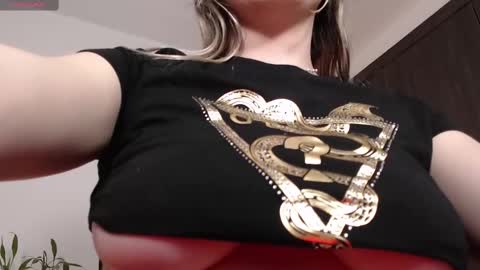 Snapshot of missblair12 chatting on 03.12.25 MissBlair online show from 03.12.25