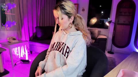 Chloe freelance model Please your thumbs up are important  online show from 01.03.25