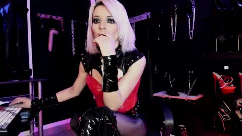 Missdarklady online show from 10.17.25