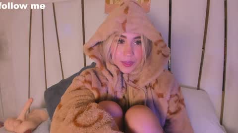 Snapshot of missjuliaa_ chatting on 12.19.24 A N N Y online show from 12.19.24