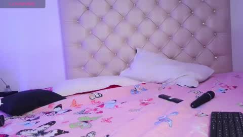 Snapshot of misskatiia chatting on 02.15.25 misskatiia online show from 02.15.25