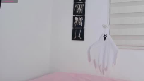 Snapshot of misskatiia chatting on 10.30.25 misskatiia online show from 10.30.25