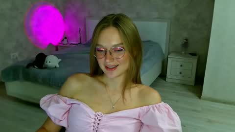 Snapshot of missmariat chatting on 09.24.25 OneGoddess online show from 09.24.25