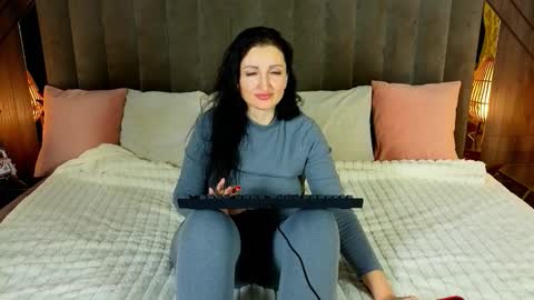 missrossi online show from 12.19.25