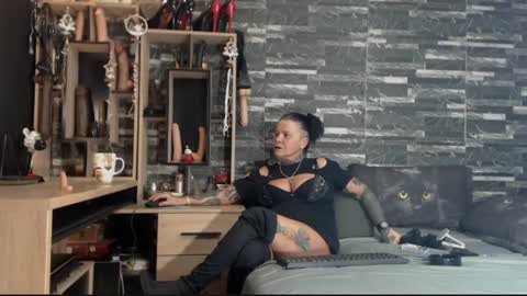 Snapshot of mistress_mirybossy chatting on 12.16.24 Mistress Mirybossy online show from 12.16.24