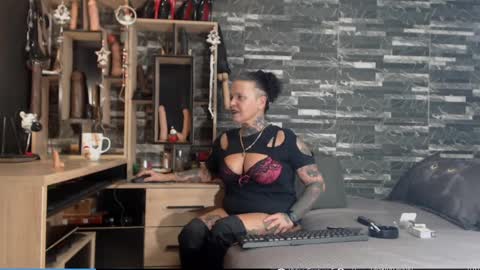 Snapshot of mistress_mirybossy chatting on 12.18.24 Mistress Mirybossy online show from 12.18.24