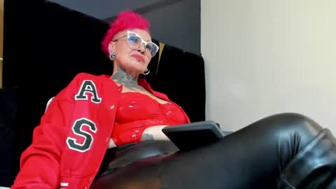 Snapshot of mistress_sandy chatting on 06.14.26 Sandy Mistress online show from 06.14.26