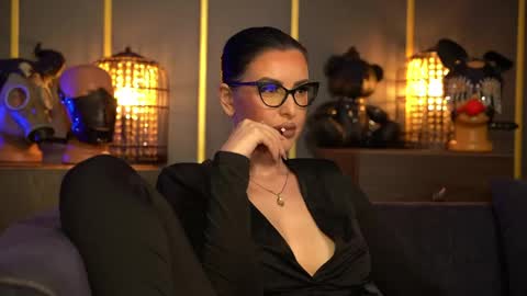 Snapshot of mistresskellykent chatting on 04.25.26 Mistress Kelly online show from 04.25.26
