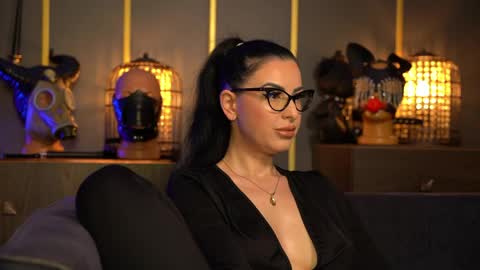 Snapshot of mistresskellykent chatting on 05.17.26 Mistress Kelly online show from 05.17.26