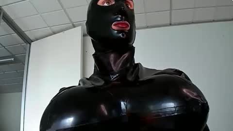 Snapshot of mistresslatexxx chatting on 01.20.25 Bianca online show from 01.20.25