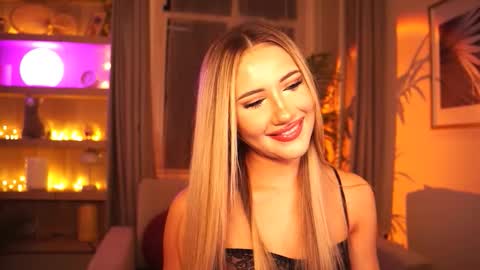 Snapshot of miumiiuu chatting on 11.19.25 Miu Meow online show from 11.19.25