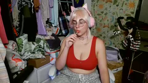 Snapshot of mochi_rainbow chatting on 01.14.25 The Mochi Rainbow Variety Show online show from 01.14.25