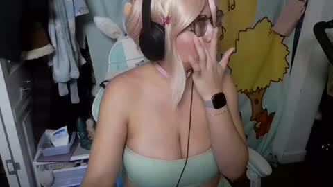 Snapshot of mochi_rainbow chatting on 03.04.25 The Mochi Rainbow Variety Show online show from 03.04.25