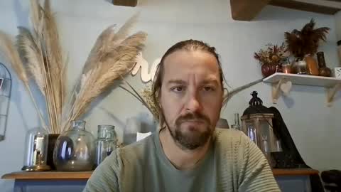 Snapshot of moi9876543210 chatting on 10.18.25 Julien online show from 10.18.25