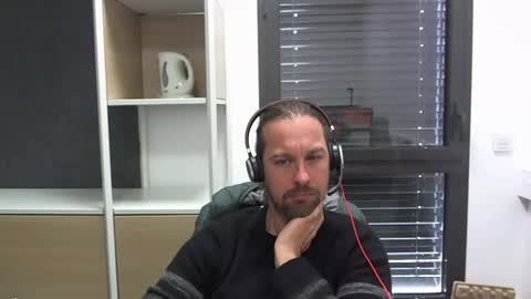 Snapshot of moi9876543210 chatting on 11.04.25 Julien online show from 11.04.25
