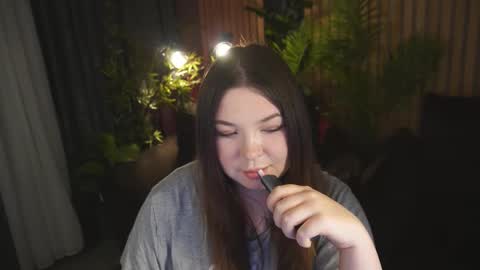 Snapshot of molinmoon chatting on 11.20.25 Rosa online show from 11.20.25