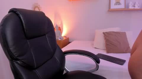 M o L l i E  online show from 02.15.25