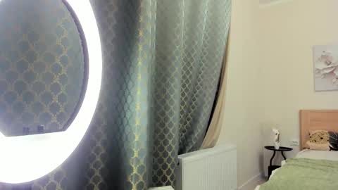 Snapshot of molly_555 chatting on 12.15.25 Sima online show from 12.15.25