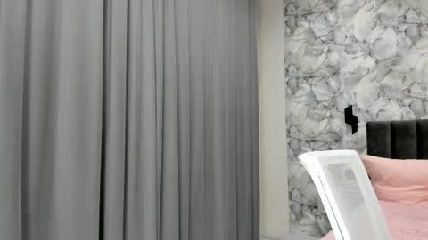 Snapshot of molly_555 chatting on 12.19.25 Sima online show from 12.19.25